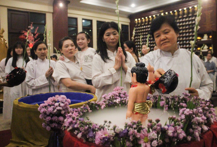 Waisak di Maha Vihara dan Pusdiklat Maitreya Dengan Memandikan Rupang Buddha Gautama
