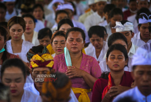 Dengan khusyuk umat Hindu mengikuti Upacara Melasti di Kenjeran, Surabaya, Jawa Timur, Minggu (19/3/2023). Upacara Melasti bertujuan menyucikan diri dan alam tersebut dilakukan untuk menyambut Hari Raya Nyepi Tahun Baru Saka 1945 yang jatuh pada Rabu (22/3). (foto: Andika Bagus Priambodo)