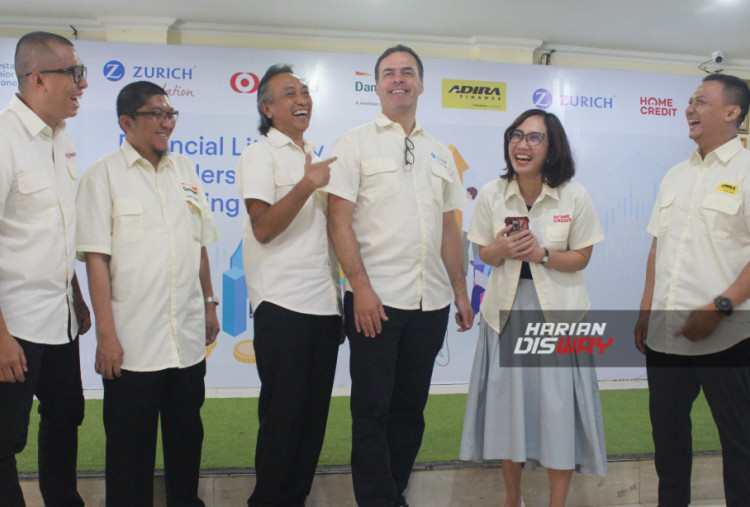 (Ki-ka) Yansen Darmaputra Chief Financial and Operations Officer MUFG Bank, Abdul
Hadi Sustainability Finance Head PT Bank Danamon Indonesia Tbk, Heriyanto Agung
Putraq Wakil Presiden Direktur Zurich Indonesia, Gregory Renand Head of Z Zurich Foundation, Sylvia Lazuarni  Chief Financial and Operations Officer PT Home Credit Indonesia, dan Tisna Sumantri Head of Syariah Business Adira Finance.