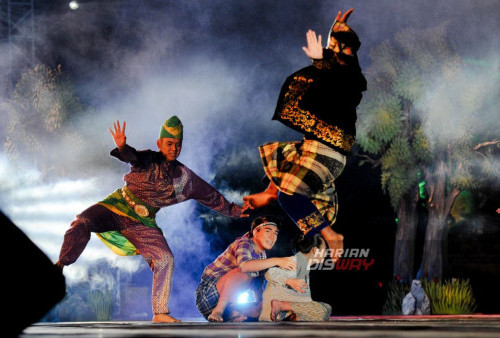 Penari mementaskan tari kolaborasi berjudul Panji Semirang dalam ASEAN Panji Festival 2023 di Taman Candra Wilwatikta, Pandaan, Pasuruan, Jawa Timur, Minggu, 22 Oktober 2023 malam. Tari kolaborasi seniman dari sembilan negara ASEAN tersebut diselenggarakan oleh Kementerian Pendidikan Kebudayaan Riset dan Teknologi dalam rangka memperingati sastra Panji yang sudah ditetapkan sebagai Memory of the World (MoW) oleh UNESCO pada 31 Oktober 2017. (Julian Romadhon/Harian Disway)