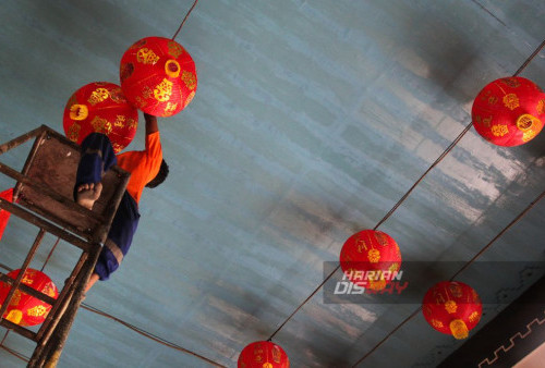 Pengurus melakukan pemasangan lampion di Kelenteng Boen Bio di Jalan Kapasan, Surabaya, Jawa Timur, Senin, 5 Februari 2024. 

Pemasangan lampion dan bersih-bersih di Kelenteng Boen Bio itu untuk menyambut Tahun Baru Imlek. (Julian Romadhon/Harian Disway)