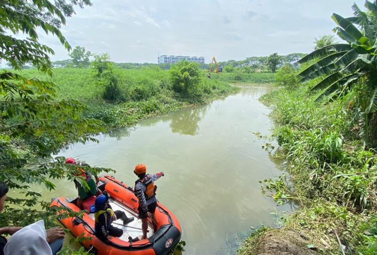 Balita di Surabaya Yang Terseret Saluran Air Belum Ditemukan, Tim SAR Perluas Area Pencarian Hingga 5 Kilometer 