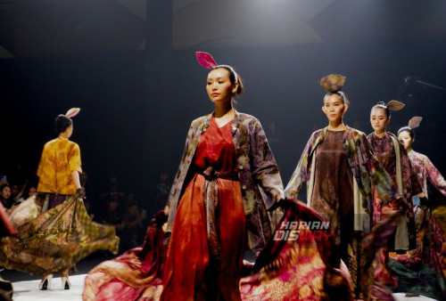 Sejumlah model memperagakan busana pada Surabaya Fashion Parade 2023 yang digelar di Tunjungan Plaza 3, Surabaya, Jawa Timur, Kamis, 7 September 2023. Fashion Parade yang mengusung tema Enigmatico ini menampilkan koleksi Sustainable Show dan menampilkan busana-busana karya desainer-desainer dari dalam negeri maupun luar negeri yang digelar hingga 10 September 2023. (Majalyn Nadiranisa Rakaputri/Harian Disway)