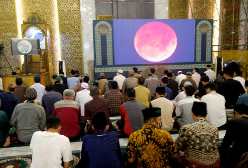 Jamah Masjid Agung Surabaya  ( Masjid Al Akbar ) melakukan Shalat Gerhana usai Maghrib, 8 November 2022.  Shalat Gerhana yang digelar di dalam Masjid Al Akbar itu dipimpin oleh Imam  ustadz H M Husni Mubarak Al haditz dan Khotib oleh Dr KH. Shofiyulloh, S.T, M.Si.   Pengelola masjid Al Akbar Surabaya memasang dua unit LCD berukuran besar dengan menampilkan poses gerhana bulan dari fase ke fase.