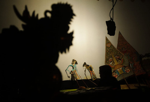 Wayang kulit dengan cerita Ampak - Ampak Pringgodani didalangi oleh Ki Seno Aji saat Pagelaran Wayang Kulit Gagrak Jawatimuran di Taman Budaya, Surabaya, Jawa Timur, Jumat (9/6/2023). Pertunjukan Wayang Kulit, Cagrak Jawa Timuran yang digelar oleh Disbudpar Provinsi Jawa Timur itu ditampilkan secara gratis untuk menjaga kekayaan seni dan budaya Jawa. (Foto: Moch Sahirol Layeli)
