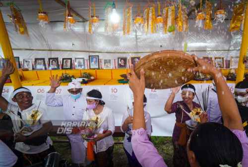 Umat Hindu melemparkan sesaji yang menyimpolkan pangan untuk menghantarkan para roh menyatu dengan Tuhan Yang Maha Esa. 
