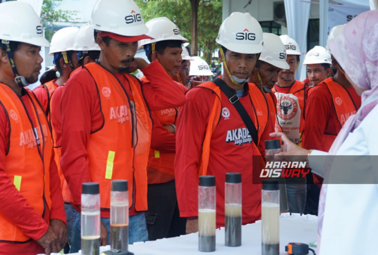 Tak hanya pelatihan, SIG juga memperkenalkan aplikasi Jago Bangunan sebagai bagian dari Akademi Jago Bangunan, wadah peningkatan kompetensi berkelanjutan bagi para pekerja konstruksi. Dengan ribuan anggota aktif, aplikasi ini menjadi bukti komitmen SIG untuk terus tumbuh bersama mitra, memperkuat ekosistem konstruksi, dan bangga membangun Indonesia dari fondasi paling dasar.