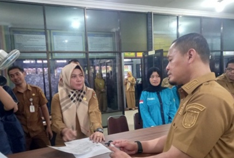 Sidak Kecamatan Marpoyan Damai, Wali Kota Pekanbaru Evaluasi Sistem Cetak KTP-el dan Kenyamanan Layanan