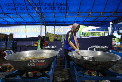 Seorang warga memasak lauk-pauk yang menjadi menu buka puasa di tenda dapur umum ramadhan Masjid Nasional Al Akbar Surabaya, Jawa Timur. Jumat (24/3/2023). Sebanyak 1.500 nasi kotak disiapkan untuk para jamaah Masjid Nasional Al-Akbar Surabaya. Pembuatan takjil ini melibatkan sebanyak 25 warga, dan dibagikan di setiap pintu Masjid Nasional Al-Akbar Surabaya selama bulan Ramadhan. (Foto: Moch Sahirol Layeli) 