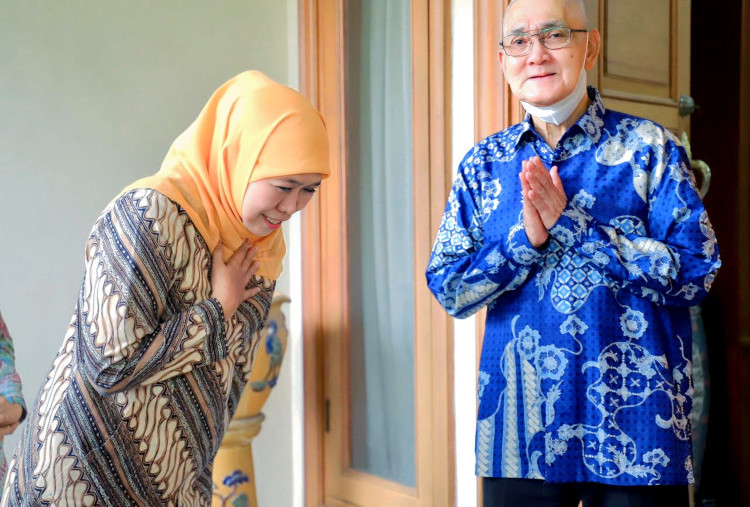 Try Sutrisno Wafat, Khofifah Ajak Warga Kibarkan Bendera Setengah Tiang