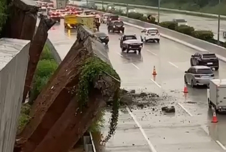 Hujan Deras Bikin Tebing Tol Jagorawi Roboh, Pengendara Diimbau Berhati-hati