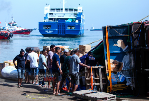 Pekerja melakukan evakuasi isi truk yang terguling di Dermaga Jambrut Utara, Pelabuhan Tanjung Perak, Surabaya, Jawa Timur, Jumat (14/4/2023). Truk dengan Nomer Polisi (Nopol) EB 8290 HD, bermuatan campuran dan beton cor besar tersebut diketahui tujuan Surabaya-Ende tiba-tiba terguling ke kiri saat memasuki kapal. Dalam insiden tersebut tidak terdapat korban jiwa dan tidak ada fasilitas pelabuhan yang rusak. (foto: Julian Romadhon)