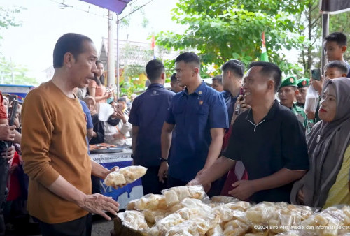 Kunjungan Kerja ke Jambi, Jokowi Blusukan ke Pasar hingga Cari Takjil