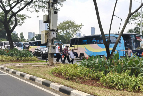 Jelang Misa Bersama Paus di GBK, Bus Jemaat Mulai Berdatangan