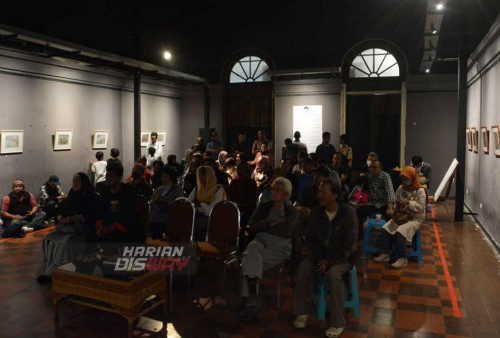 Suasana pembukaan Pameran Lukisan Goresan Akhir Hitam Putih Achmad Chusnan di Gallery Surabaya, Komplek Balai Pemuda Surabaya, Jawa Timur, Minggu (5/3/2023). Pameran lukisan yang memajang sebanyak 24 karya Alm. Achmad Chusnan tersebut berlangsung tanggal 5 hingga 11 Maret 2023. (foto: Syahrul Rozak Yahya)