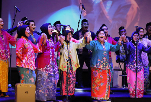 Konser Swara Svarna Indonesia, Paduan Suara Bapak-Bapak dan Emak-Emak Alumni Unair
