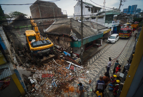 Petugas mengoprasikan alat berat membongkar dua rumah eks lokalisasi Dolly Surabaya, Jawa Timur, Kamis (6/10/2022). Pemerintah Kota (Pemkot) Surabaya melakukan pembongkaran terhadap 2 aset rumah eks lokalisasi yang rencana rampung akhir tahun ini.