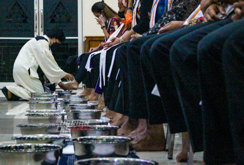 Pendeta Dwi Hastuti membasuh kaki majelis ketika berlangsungnya ibadah Kamis Putih di GKJW Karangpilang, Surabaya, Jawa Timur, Kamis (6/4/2023).
Misa Kamis Putih merupakan rangkaian dari ibadah Paskah yang dilakukan untuk memperingati perjamuan Yesus bersama para muridnya. (foto: Elvina Talitha Alawiyah)