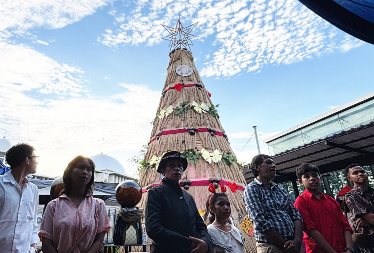 Pohon Natal Daur Ulang Setinggi 5 Meter Hiasi Halaman Gereja Katedral Jakarta