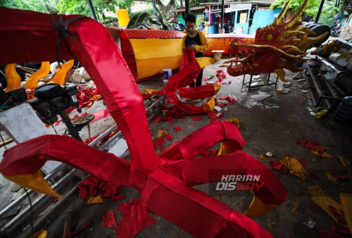 Pekerja Dinas Lingkungan Hidup (DLH) melakukan proses pembuatan replika Liong Naga Raksasa di Kantor Rayon Taman Pusat DKRTH Kota Surabaya, Jawa Timur, Rabu, 31 Januari 2024.

Replika Liong Naga Raksasa yang berkonsep 3 dimensi (3D) yang memiliki tinggi 6 meter dengan lebar kurang lebih 20 meter tersebut bakal dipasang di halaman Balai Kota Surabaya untuk menyambut perayaan Imlek yang jatuh pada tanggal 10 Februari 2024. (Julian Romadhon/Harian Disway)
