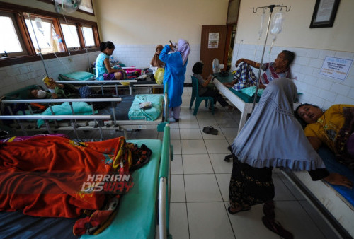 Sejumlah korban keracunan massal berada di salah satu ruangan yang berada di Puskesmas Tanah Kalikedinding, Surabaya, Jawa Timur, Sabtu (1/7/2023). Belasan orang warga kampung Kalilom Lor Indah Gang Seruni 2 menjadi korban keracunan, diduga 1 jam usai memakan daging kurban. Belasan orang yang menjadi korban keracunan itu mengalami gejala yang sama, diare dan mual-mual.