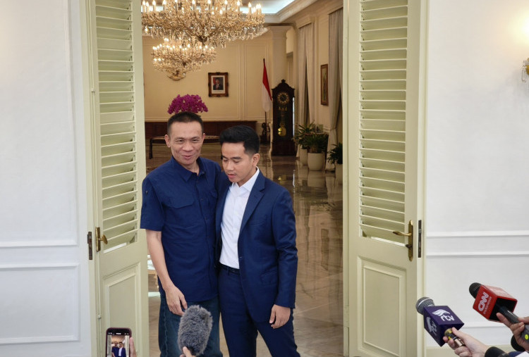 Gibran Rangkul Rismon Sianipar: Kita Saudaraan!