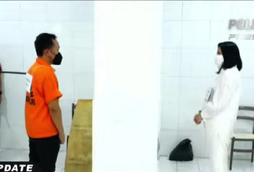 Tak Pakai Baju Tahanan, Putri Candrawathi Peragakan Adegan Tiduran Sambil Teleponan Lalu Masuk Bripka RR