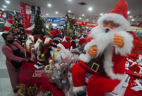 Seperti yang nampak di salah satu toko penjual pernak-pernik natal di Pasar Atom. Di toko tersebut, banyak pembeli lokal untuk membeli berbagai macam aksesoris untuk perayaaan natal. 