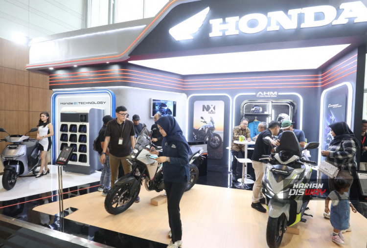 Selain melihat produk, pengunjung dapat merasakan langsung pengalaman berkendara melalui sesi test ride New Honda Vario Evo 160, Honda Stylo 160, dan Honda CUV e: di area antara Hall 10 dan Hall 11 ICE BSD. Booth Honda juga menghadirkan Honda Genuine Accessories, mulai dari riding jacket, helm, sarung tangan, hingga kaus untuk melengkapi kebutuhan berkendara pengunjung.