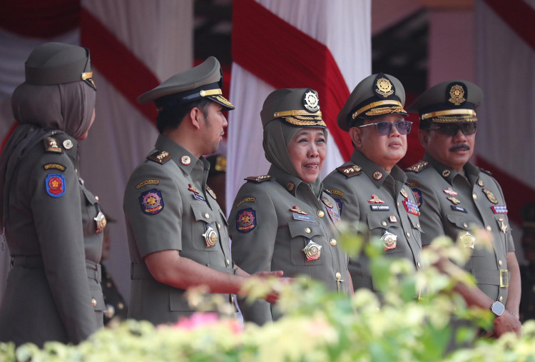  Khofifah juga menyoroti peran Damkar dalam evakuasi binatang liar, pertolongan warga, hingga bencana alam. Sebagai contoh, tim Damkar terlibat dalam evakuasi korban longsor di kawasan Cangar beberapa waktu lalu. Ia juga menegaskan pentingnya sinergi berkelanjutan antara pemerintah daerah, Relawan, TNI/Polri, Badan Penanggulangan Bencana Daerah (BPBD), Tagana , Korps Mahasiswa Wredatama (Kemenwa), hingga Pramuka dalam menjaga keamanan dan ketertiban masyarakat. 
Khofifah juga menekankan agar efisiensi dalam operasional dapat dilakukan tanpa mengurangi kualitas pelayanan publik. “Dengan kolaborasi yang baik antar instansi, pelayanan kepada masyarakat justru semakin optimal..Dari Satpol PP sampai Linmas, semuanya memiliki kontribusi penting. Setiap elemen memberikan peran strategis dalam menjaga ketertiban dan keselamatan masyarakat,” tegas Gubernur perempuan pertama di Jawa Timur itu.
 Sementara itu, Wakil Bupati Sidoarjo Hj. Mimik Idayana  bangga atas dipilihnya Kabupaten Sidoarjo menjadi tuan rumah kegiatan skala provinsi ini. Ia berharap, apel kesiapsiagaan ini dapat meningkatkan koordinasi dan soliditas antar lembaga dalam menjalankan tugas-tugas publik.
“Semoga kegiatan ini menjadi momentum untuk memperkuat kerja sama lintas sektoral dalam menjaga keamanan dan kenyamanan masyarakat Jawa Timur,” kata Hj. Mimik Idayana.
Foto : Boy Slamet-Harian Disway
