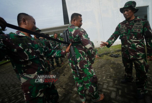 Dengan membawa senjata dan helm, para prajurit diwajibkan mampu berenang sejauh 50 meter ketika berlangsungnya latihan renang di Kolam Renang Krida Tirta Kesatrian Marinir Ewa Pangalila Gunungsari, Surabaya, Jawa Timur. Rabu (1/2/2023). Renang militer dengan menggunakan Pakaian Dinas Lapangan, helm dan senjata tersebut bertujuan untuk meningkatkan profesionalisme prajurit Korps Marinir TNI AL sebagai pasukan pendarat.