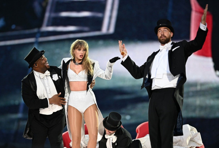 Timeline Hubungan Taylor Swift dan Travis Kelce, Dari Gelang Konser Hingga Tunangan  