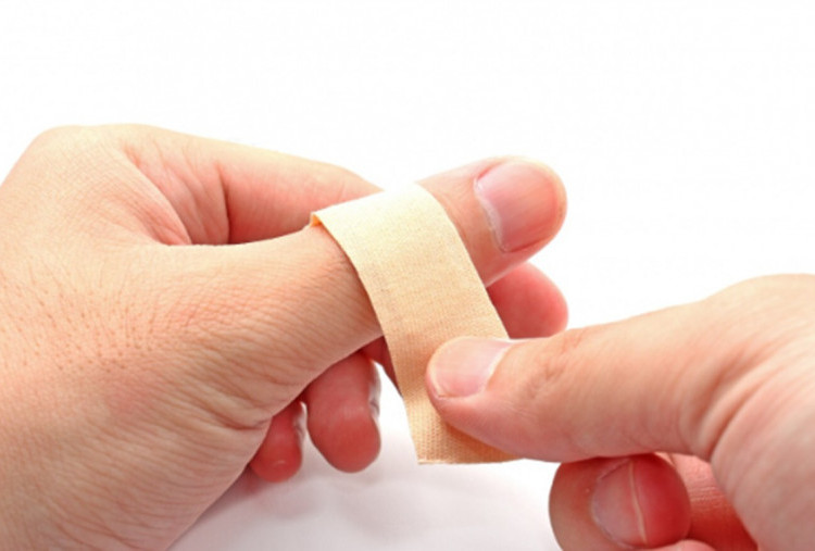 Kapan Waktu Ideal Mengganti Plester Luka? Panduan Medis untuk Penyembuhan Optimal