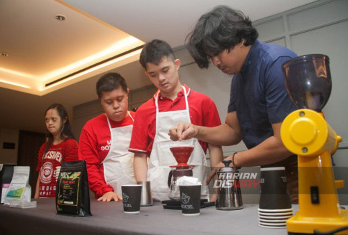 Dalam sesi pelatihan tersebut, para ABK diajarkan untuk mengolah jenis kopi House Blend dan Robusta Arabika. Prosesnya dimulai dari biji kopi mentah yang digiling menggunakan peralatan khusus, kemudian disaring hingga menjadi kopi siap saji.
