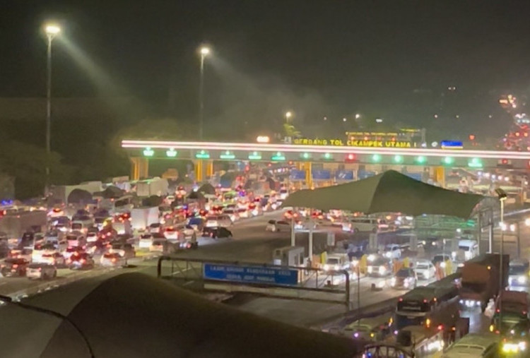 Arus Mudik Mulai Padat di GT Cikampek Utama, 51.489 Kendaraan Tinggalkan Jakarta