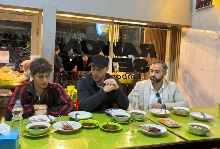 Jadi Doyan! Maher Zain dan Harris J Makan Rawon sebelum Konser di Surabaya
