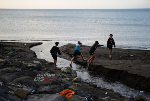 Remaja mengisi hari libur bermain di Pantai Jangkar yang berlokasi di Kecamatan Jangkar, Kabupaten Situbondo, Jawa Timur, Minggu 30 Juli 2023. Pantai Jangkar merupakan salah satu tempat wisata pantai yang berlokasi di Desa/Kecamatan Jangkar, Kabupaten Situbondo, yang selalu ramai baik pada hari libur atau weekend maupun hari-hari biasa. Pesona tempatnya indah dan bisa menyuguhkan suasana tenang, pelepas kejenuhan atas aktivitas sehari-hari. Wisata Pantai Jangkar Situbondo cocok untuk mengisi kegiatan liburan panjang seperti libur nasional, libur lebaran, libur Hari Kemerdekaan, libur Nyepi, libur Idul Adha, libur Idul Fitri, libur Tahun Baru. (Julian Romadhon/Harian Disway)
