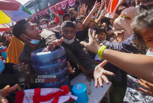 Pedagang antusias menyambut kedatangan Presiden RI Joko Widodo di Pasar Pucang Anom Surabaya, Jawa Timur, Minggu 21 Agustus 2022. Dalam kunjungan kerjanya tersebut, Jokowi dan Iriana menyapa para pedagang di Pasar Pucang Anom dan menyerahkan bantuan kepada para penerima manfaat.