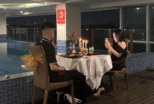 A Declaration of Love, Valentine Dinner dengan Kekasih di Tepi Kolam Renang
