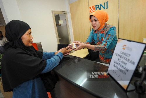 Nasabah BPR melakukan pencairan di LPS melalui BNI Sidoarjo, Jawa Timur, Kamis, 22 Februari 2024. LPS (Lembaga Penjamin Simpanan) mengambil alih pengelolaan PT. BPR Bank Pasar Bhakti Sidoarjo, Jawa Timur, setelah dicabut oleh Otoritas Jasa Keuangan (OJK). Pencabutan izin usaha PT BPR Bank Pasar Bhakti merupakan bagian tindakan pengawasan yang dilakukan OJK untuk terus menjaga dan memperkuat industri perbankan serta melindungi konsumen. Pada 13 Oktober 2021, OJK telah menetapkan BPR Bank Pasar Bhakti dalam status pengawasan, Bank Dalam Pengawasan Intensif (BDPI), dengan pertimbangan tingkat kesehatan (TKS) memiliki predikat kurang sehat dan diperpanjang pada 13 Oktober 2022. (Julian Romadhon/Harian Disway)