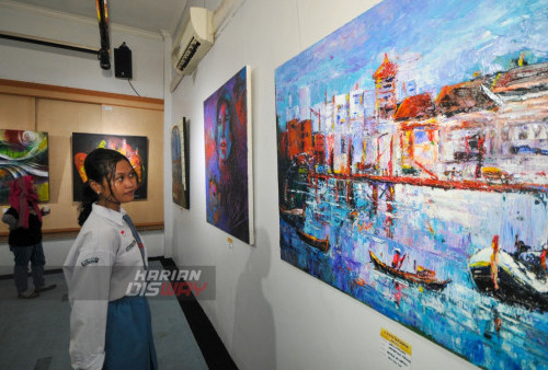 Pelajar mengamati lukisan pada pameran lukisan bertema City Scape di Galeri Prabangkara, Komplek Taman Budaya Jawa Timur, Surabaya, Jawa Timur, Selasa (2/5/2023). Pameran Lukisan ini merupakan karya-karya terbaik dari para seniman perupa yang terkumpul dalam komunitas perupa “KOPLAK (Komunitas Pelukis Akrilik)” Jawa Timur. Sebanyak 34 lukisan karya 25 pelukis dari berbagai kota di Jawa Timur itu berlangsung pada tanggal 2 hingga 8 Mei 2023. (foto: Julian Romadhon)