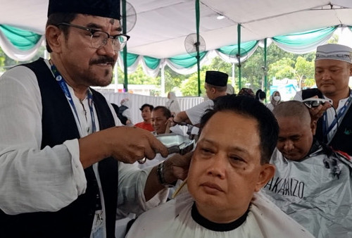 150 Penata Rambut Profesional Sedekah Potong Rambut Gratis di Masjid Al Akbar Surabaya, Diikuti 1.445 Orang 