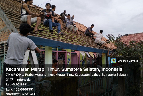 Gotong Royong Melepas Atap Sekolah, Desa Prabu Menang Lestarikan Peninggalan Nenek Moyang