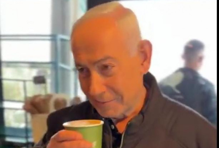 Rumor Kematiannya Diolok-Olok, Netanyahu Pamer Dirinya Sehat Sambil Santai Minum Kopi