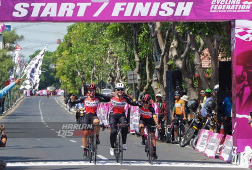 Tiga peserta wanita mencapai garis finis secara bersamaan di Jalan RA Kartini, Gresik, Jawa Timur. Minggu 6 Agustus 2023. Kejuaraan nasional Road to Tour of Kemala Seri 3 Gresik Criterium 2023 diikuti sebanyak 549 Pembalap dengan melibatkan peserta dari berbagai umur 15-30 tahun dan terbagi dalam 11 kategori diantara lain Men Master C, Men Master B, Men Master A, Men Pra-Youth, Women Open, Men Open Amateur, Women Junior, Men Youth, Men Junior, Women Elite dan Men Elite. (Moch Sahirol/Harian Disway)
