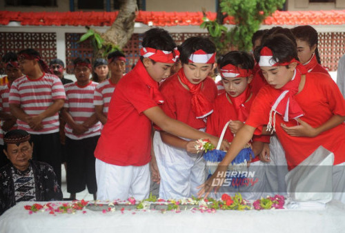 Sejumlah anak menabur bunga saat Ziarah Kebangsaan di makam tokoh pergerakan nasional Dr Soetomo Jalan Bubutan Surabaya, Jawa Timur, Sabtu, 10 Februari 2024. Ziarah Kebangsaan yang merupakan rangkaian kegiatan bertema Refleksi Indonesia Damai yang gagas oleh KH Zawawi itu menyampaikan pesan positif untuk memberi kesadaran pada semua pihak harus rukun di bawah rumah merah-putih. (Julian Romadhon/Harian Disway)