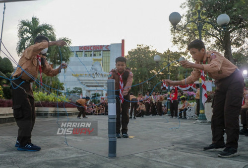 Siswa Pramuka regu putra dari SMPN 22 Surabaya sebagai perwakilan kontingen Kecamatan Gayungan saat bertanding menara di Tugu Pahlawan Surabaya, Jawa Timur, Sabtu, 12 Agustus 2023. Dalam memperingati hari Pramuka Nasional yang jatuh pada tanggal 14 Agustus 2023, Kwarcan mengajak sekitar 462 siswa se-Surabaya yang tergabung dalam organisasi Pramuka menjelajahi kota Surabaya. Adapun rutenya dari Tugu Pahlawan, Gedung Cak Durasim, Gedung Nasional Indonesia Jalan Bubutan, dan Finish kembali ke Tugu Pahlawan dengan total jarak tempuh 4 Km. (Moch Sahirol/Harian Disway)