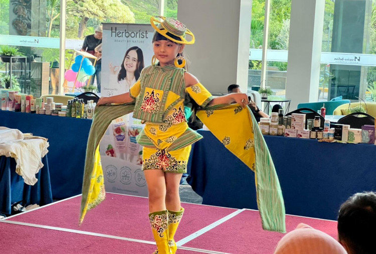 Rayakan Hari Batik, Swiss-Belinn Surabaya Tanamkan Semangat Sustainability Sejak Dini