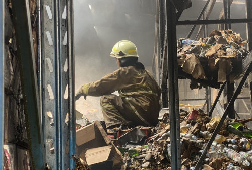 Kebakaran Pasar Beras Induk Cipinang Belum Padam, Damkar: Masih Pendinginan! 
