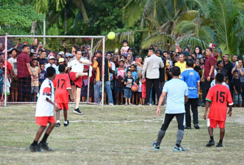Jokowi Cetak Gol di Pertandingan Sepakbola Bersama Pelajar Papua